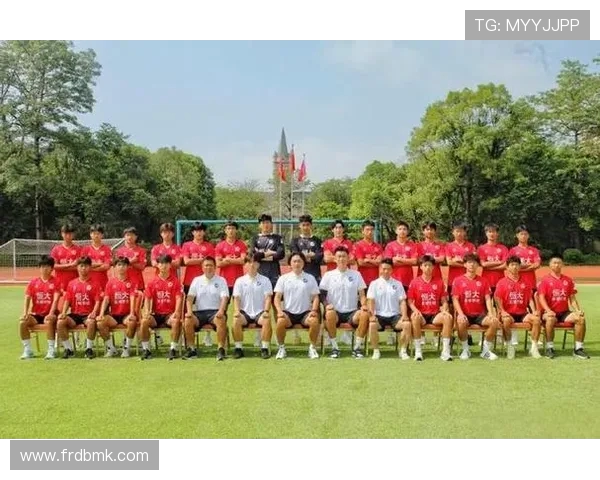 18岁恒大足校小将杨黔东以自由身加盟上海海港球队引发关注